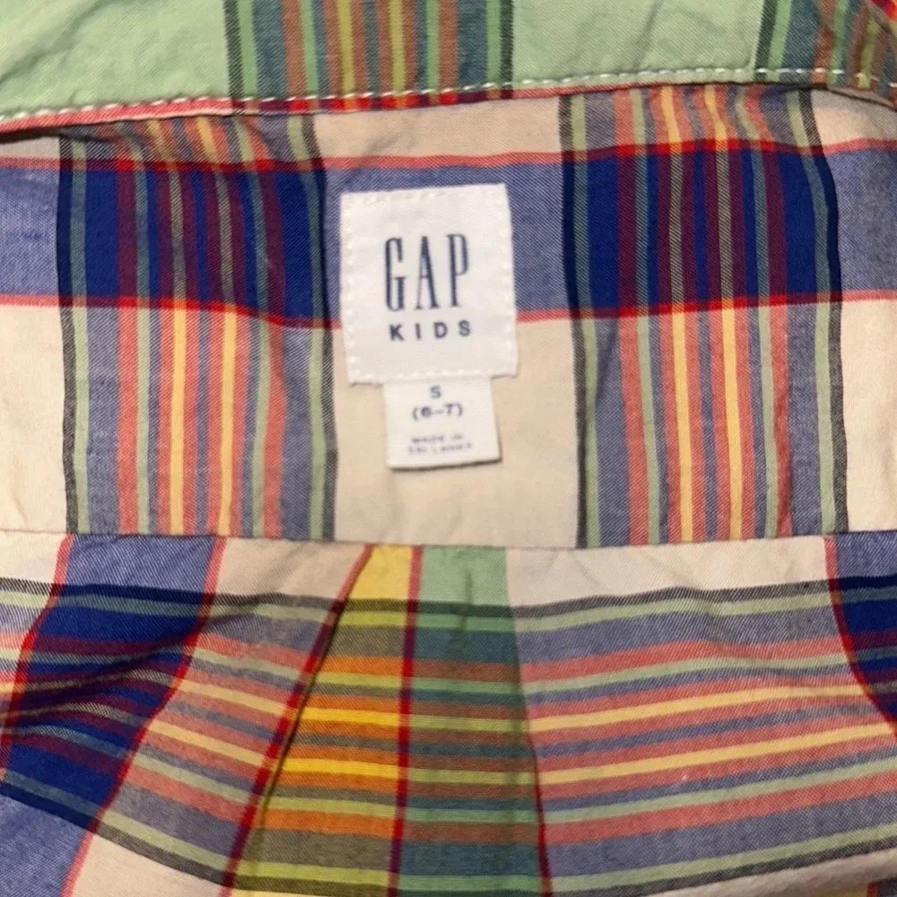 EUC 2 Gap Kids Shirt Sleeve Button Down Shirts (Small - 6/7) - Picture 6 of 11
